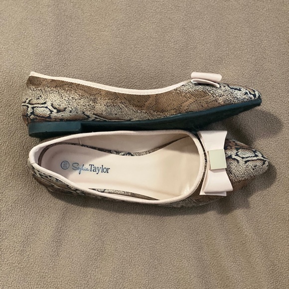 Pink Snakeskin print flats - Picture 2 of 3